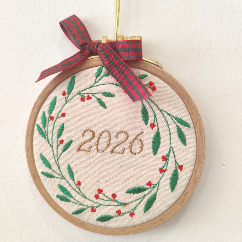 Χειροποίητο Γούρι  2026 Κεντητό Στεφανάκι